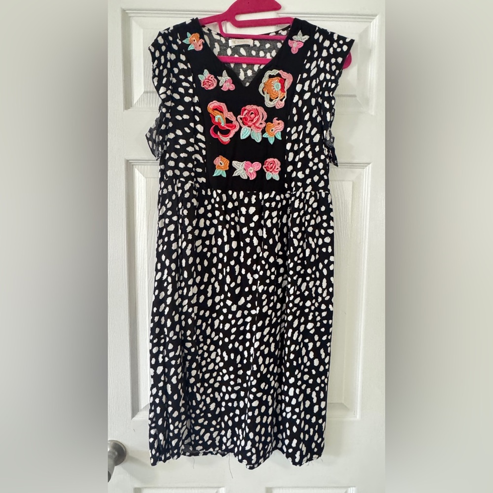 Black and White Mini Sundress with Scoop Neck and Cap Sleeves